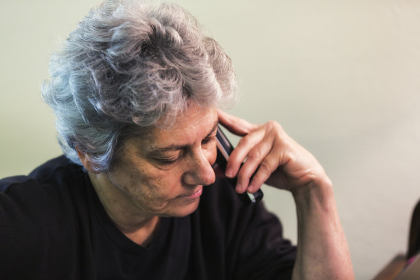 等着电话的不耐烦的女人图片下载