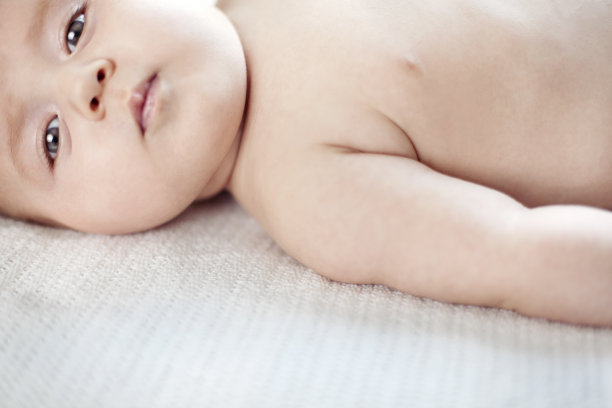 小男孩看着相机图片下载