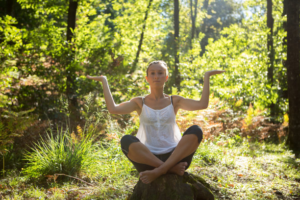 在树林中放松的女人图片下载