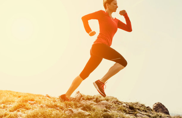成年女性户外跑步图片下载