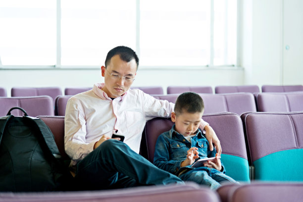 亚洲父子在机场图片下载