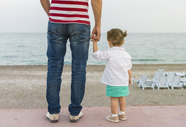 父亲和女儿在海滩上嬉戏图片下载