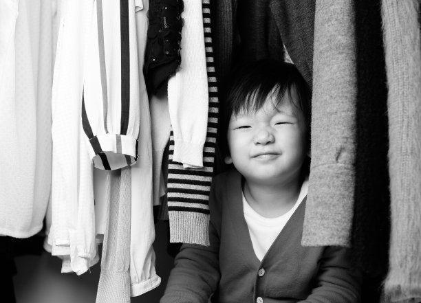 孩子在壁橱里玩图片下载