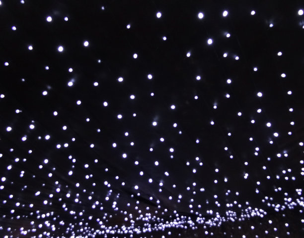 串串白色圣诞彩灯背景，LED仙女彩灯形象图片下载