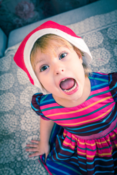 孩子们在家里玩耍图片下载