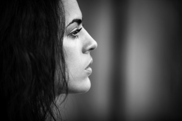 美丽的黑发女人的侧面图片下载