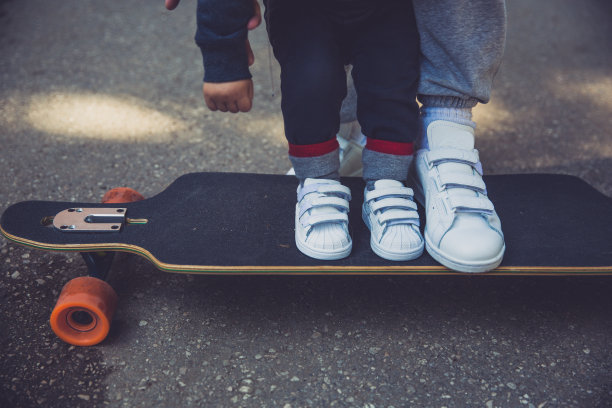 母子坐在长板上图片下载