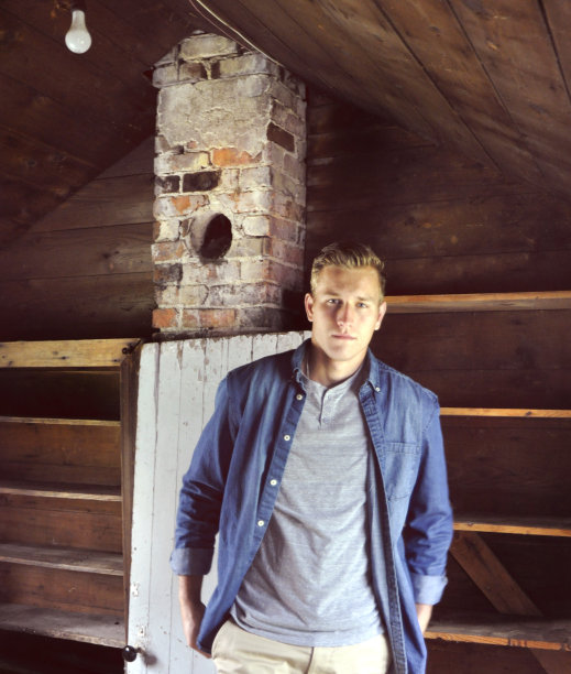 年轻人站在棚屋里图片下载