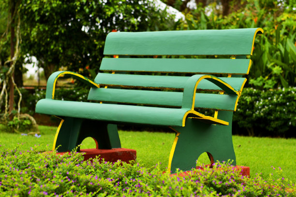 空的绿色长凳在绿色花园图片下载