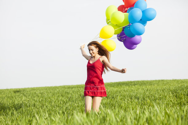 红发女人拿着气球跳着图片下载