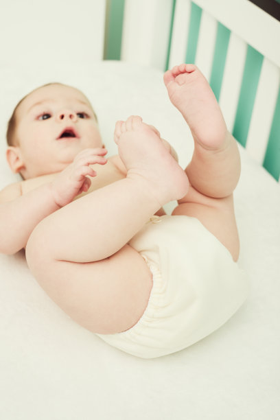 好玩的婴儿在布尿布图片下载