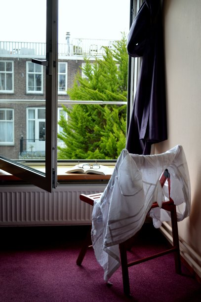 在阳光明媚的日子坐在窗边图片下载