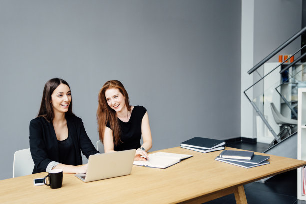 八卦在工作图片下载