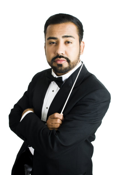 音乐家指挥墨西哥人与巴吞在白色燕尾服图片下载