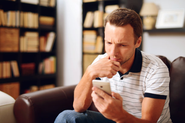 家庭内部的年轻人图片下载