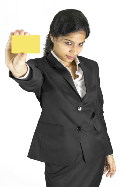 年轻的女商人展示她的名片。图片下载