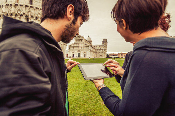 一群朋友玩增强现实手机游戏图片下载