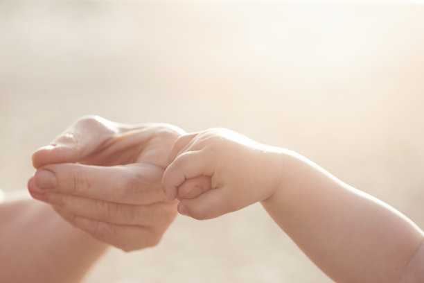 老人和年轻人的手图片下载