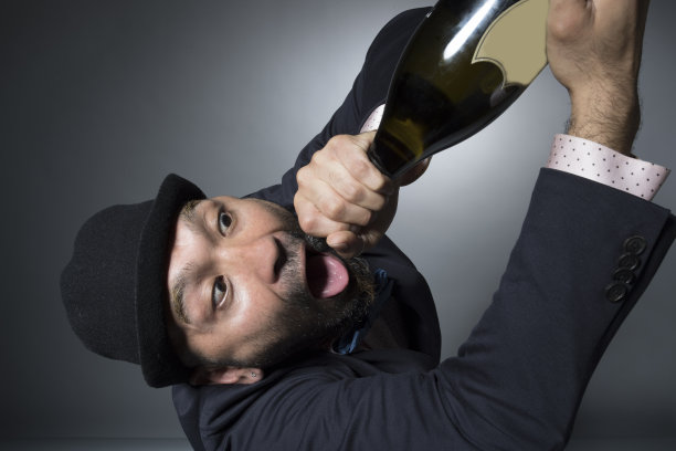 男人们喝了那令人兴奋的香槟酒图片下载