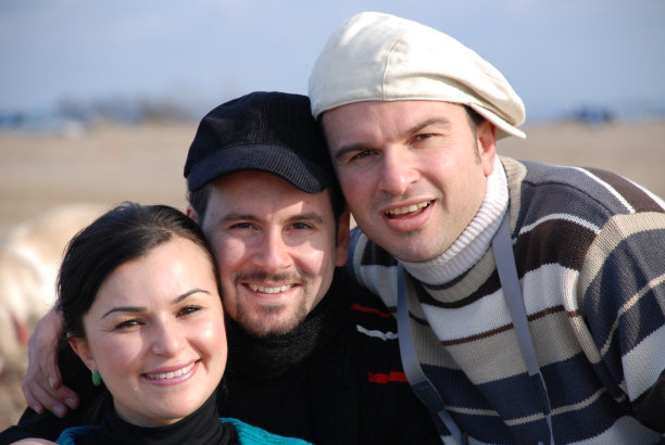 三个朋友在海边图片下载