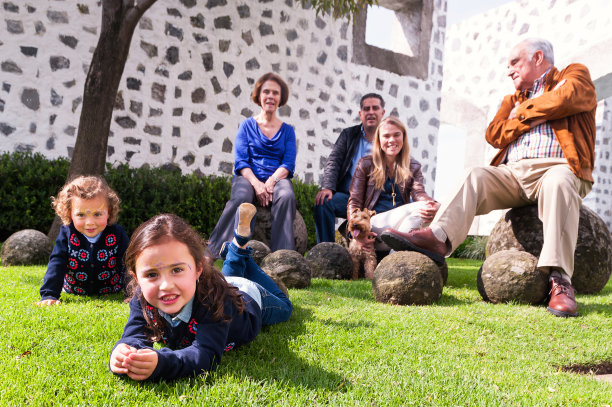 多种族多世代幸福家庭图片下载