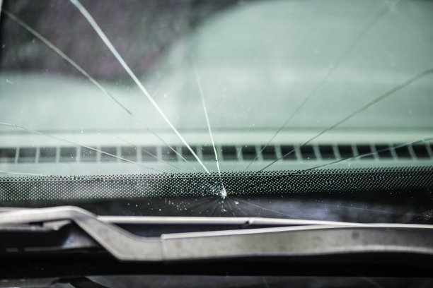 破损的挡风玻璃图片下载