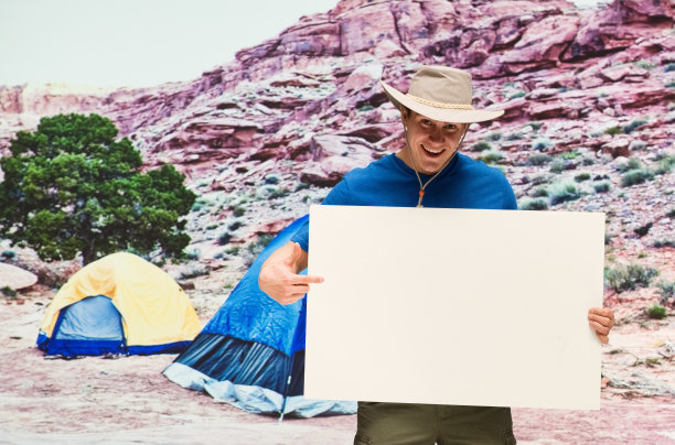 微笑的男人指着标语牌图片下载