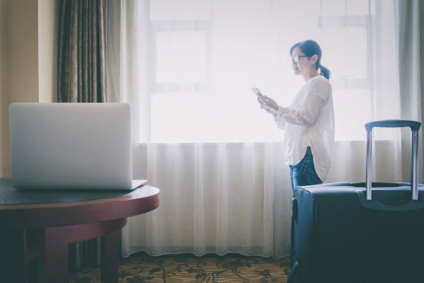 女商人在酒店房间工作图片下载