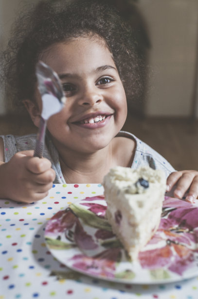 人物:快乐的孩子(4-5)吃蛋糕图片下载