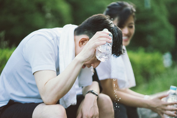 运动员在锻炼后把水倒在头上图片下载
