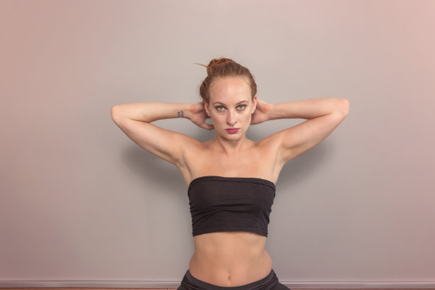 土耳其伊斯坦布尔年轻女性做身体放松运动图片下载