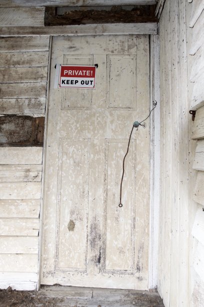 有私人标志的旧门图片下载