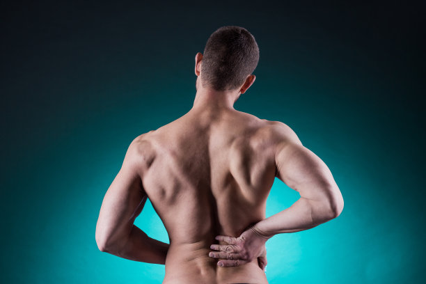 年轻的肌肉男背部疼痛图片下载
