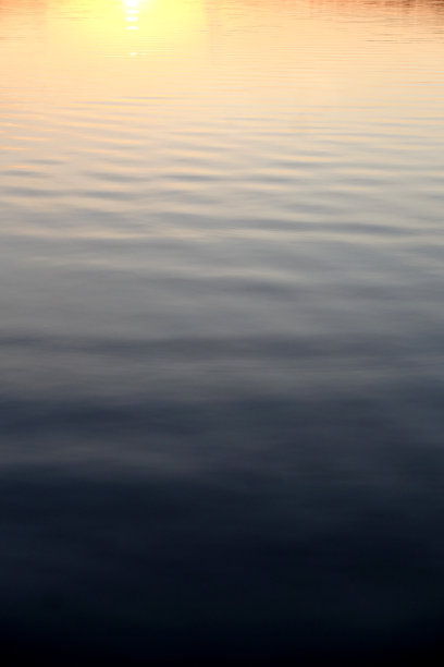 夕阳倒映在水面上图片下载