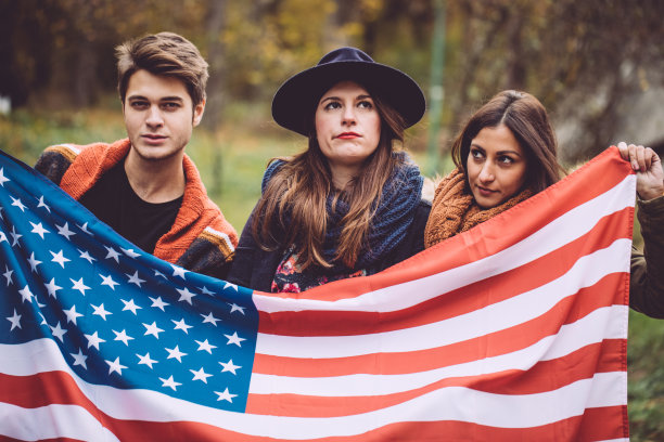 朋友举着旗图片下载