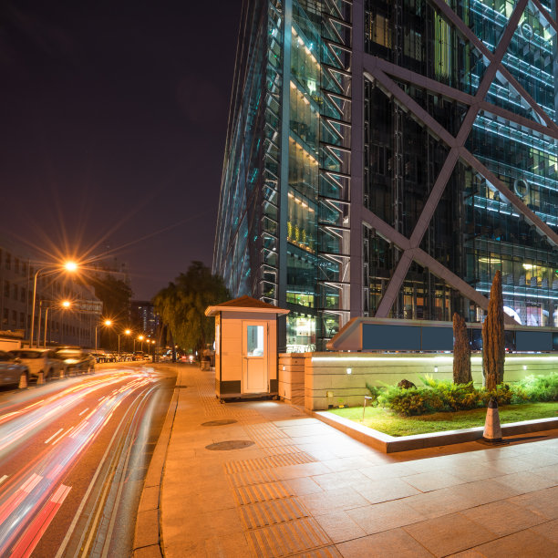 现代化的城市道路和夜间建筑图片下载