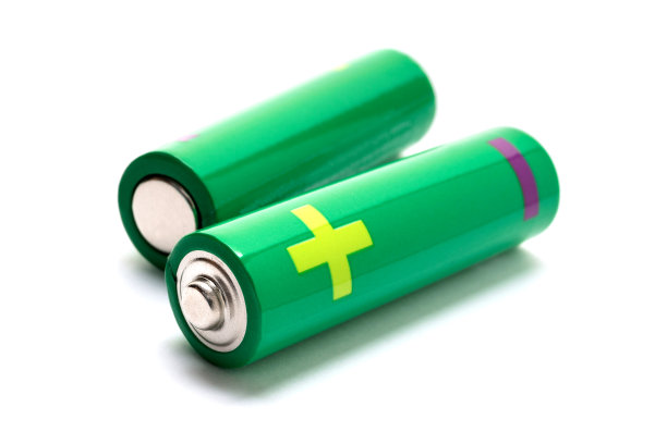 白色背景上的两节绿色AA电池图片下载