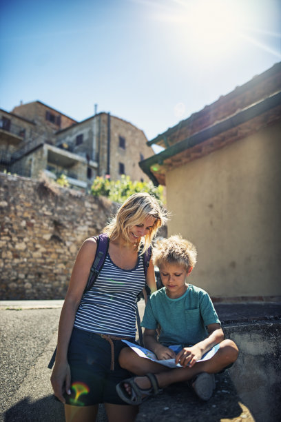 母亲和儿子参观一个意大利小镇图片下载