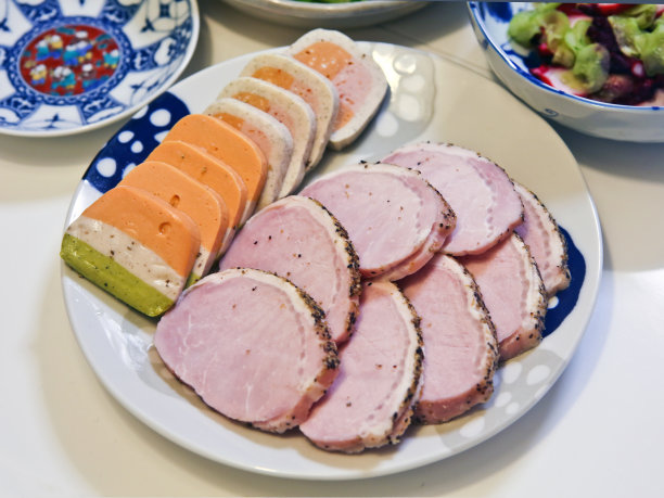 肉和Kamaboko凉菜图片下载