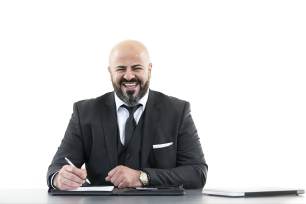 对着镜头微笑的秃头商人图片下载