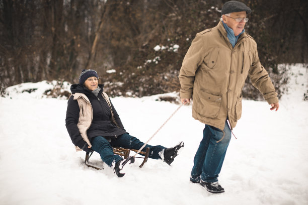 我们喜欢在雪地里玩图片下载
