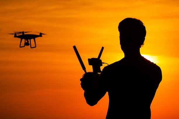 操控无人机的人的剪影图片下载
