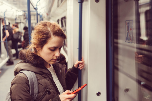 上班途中的女性图片下载