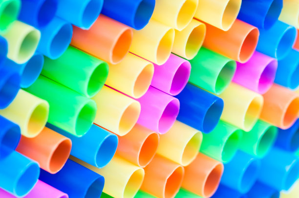 一堆五颜六色的塑料吸管图片下载