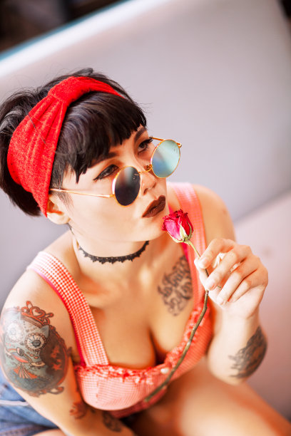 泰国女孩的情感肖像与玫瑰图片下载