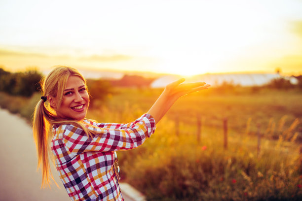 美丽的年轻女子在一个可爱的夏天玩图片下载