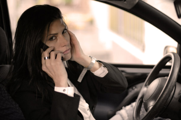 一个紧张的女商人在车里图片下载