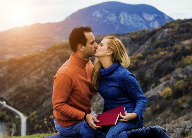 年轻夫妇在大自然中享受野餐图片下载