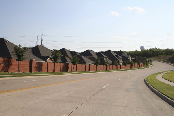 郊区的弯曲街道图片下载