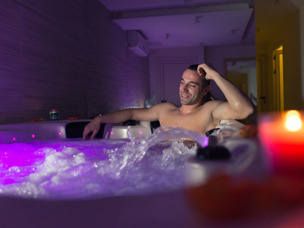 在热水浴缸里放松的男人图片下载